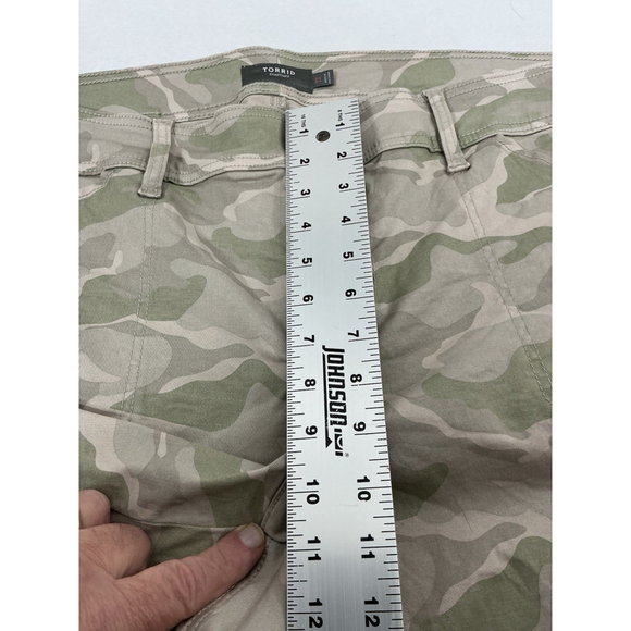 Womans Excellent Condition Torrid Camo Capri Jeans 22 Gray Beige Cuffs - Picture 7 of 9